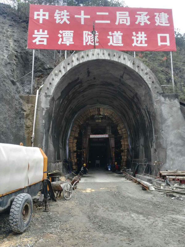 公司臺車，中鐵十二局巖潭鐵路隧道項(xiàng)目工地