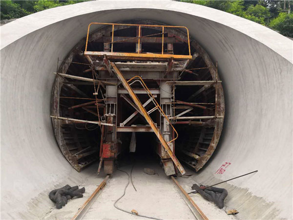 襯砌臺(tái)車(chē)的定位操作要怎么進(jìn)行？